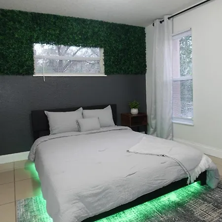 Welcome To Yellow Room/ Home Away From Home!